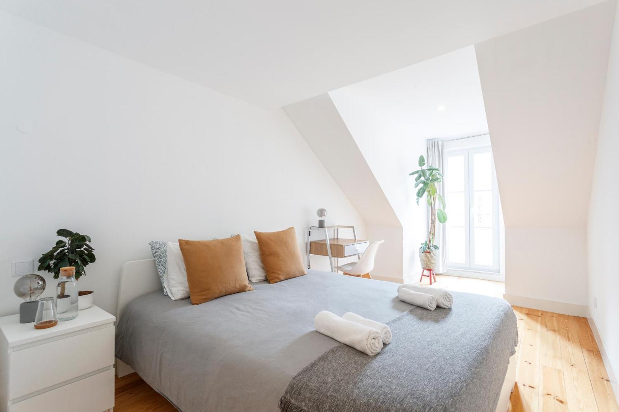 Suite In Cozy Apartment In Chiado In Shared House Лиссабон Экстерьер фото