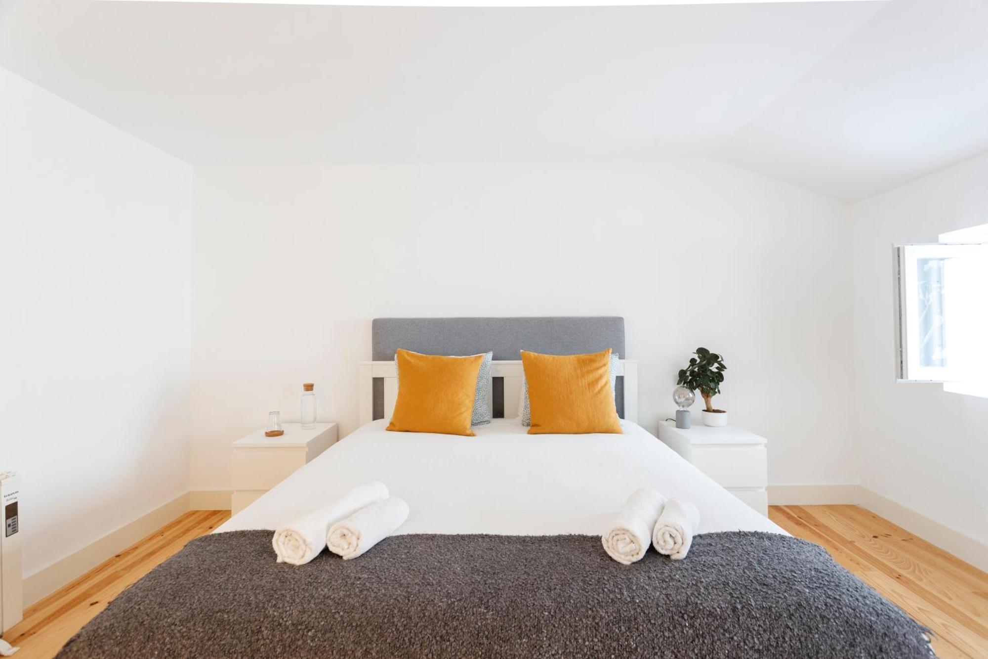 Suite In Cozy Apartment In Chiado In Shared House Лиссабон Экстерьер фото